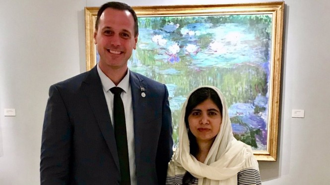Photo Jean-François Roberge bersama Malala Yousafzai Tuai kritik