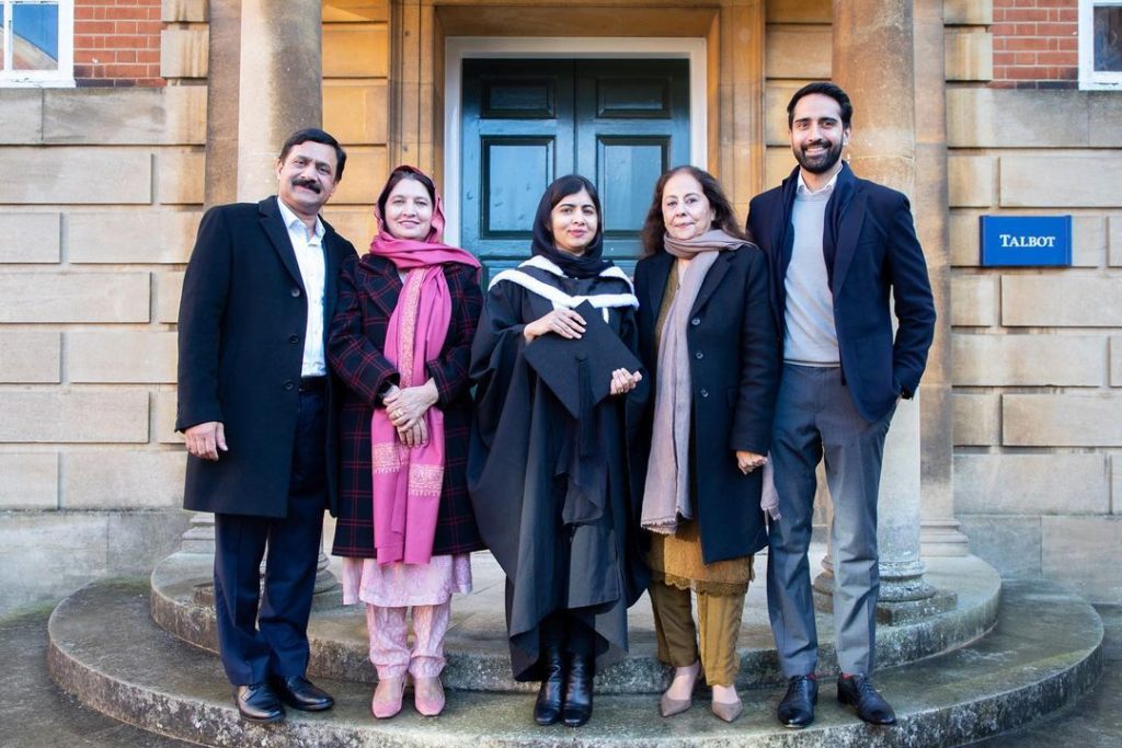 Malala Yousafzai Merayakan Wisuda Bersama Keluarga Dan Suaminya